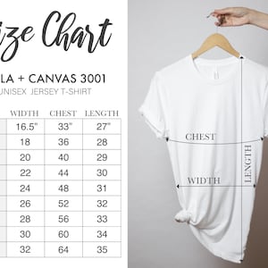 K&ouml;nnte beinhalten: Ein wei&szlig;es Bella + Canvas 3001 Unisex-Jersey-T-Shirt an einem Holzkleiderb&uuml;gel. Eine Gr&ouml;&szlig;entabelle zeigt Ma&szlig;e in Zoll f&uuml;r die Gr&ouml;&szlig;en XS bis 5XL, einschlie&szlig;lich Spalten f&uuml;r Breite, Brustumfang und L&auml;nge mit den entsprechenden Werten.