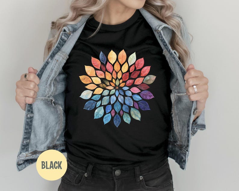 K&ouml;nnte beinhalten: Ein schwarzes T-Shirt mit einer kreisf&ouml;rmigen Mandala-Grafik, die aus zahlreichen kleinen, mehrfarbigen Bl&auml;ttern in einem radialen Muster besteht. Die Bl&auml;tter zeigen einen Farbverlauf von warmen Gelb-, Orange- und Rott&ouml;nen bis hin zu k&uuml;hlen Blau- und Violettt&ouml;nen.