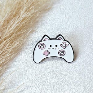 Könnte beinhalten: Eine weiße Keramiktasse mit schwarzem Henkel und dem Text "But First, Coffee" in schwarzer, fetter Schrift. Die Tasse steht auf einer weißen Oberfläche. Die Tasse ist etwa 10 cm hoch.