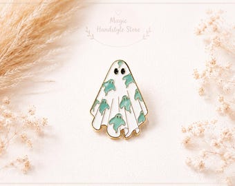 Cute ghost pin for the next Halloween party - a stylish badge