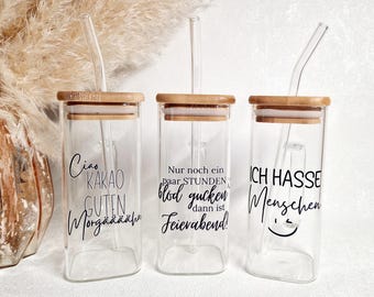 Trinkglas mit Henkel - Glas mit Bambusdeckel und Strohhalm - Trinkgläser - 350 ml - frecher Spruch