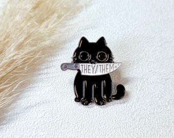 Pin - Anstecker -  Anstecknadel - Brosche - Button- Clip  - Katze mit Messer