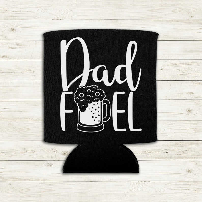 Op de afbeelding: Zwarte koelbox voor blikjes met witte tekst "Dad Fuel" en een afbeelding van een bierglas met schuim.