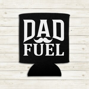 Op de afbeelding: Zwarte en witte blikjeskoeler met de tekst "DAD FUEL" en een witte snorgrafiek.