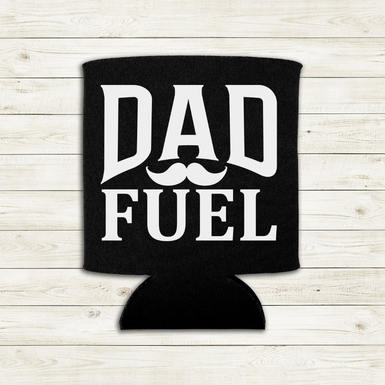 Op de afbeelding: Zwarte en witte blikjeskoeler met de tekst "DAD FUEL" en een witte snorgrafiek.