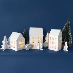 Set villaggio di Natale fai-da-te con 3 case e 4 alberi, case di carta bianca ecologiche, decorazioni natalizie Hygge, moderno villaggio invernale Scandi