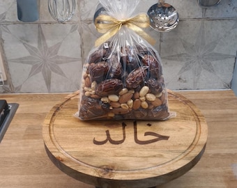 Ramadan Geschenk Personalisierter arabischer oder englischer Name Akazienholz Tortenständer mit Deckel und Mesjool Datteln mit gemischten Nüssen: Kostenlose Gravur