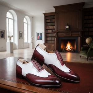 Scarpe Oxford da uomo fatte a mano in pelle bordeaux e bianca, scarpe brogue bicolore Spectator, scarpe eleganti con punta a coda di rondine su misura, abbigliamento formale per feste,