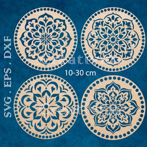 Op de afbeelding: Vier ronde houten mandala-ontwerpen met ingewikkelde uitsnijdingen. De mandala's zijn 10-30 cm in diameter en zijn beschikbaar in SVG, JEPS en DXF-formaten.