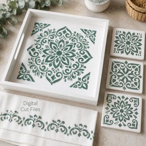 Könnte beinhalten: Ein weißes Serviertablett, drei quadratische Untersetzer und ein weißes Handtuch, alle mit einem grünen Blumendesign. Das Tablett hat Griffe und der Text "Digital Cut Files" steht auf dem Handtuch.