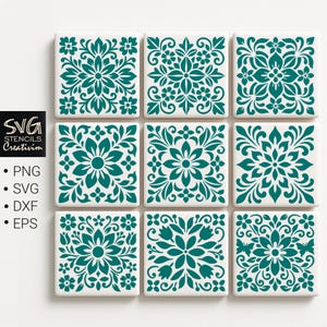 Może przedstawiać: Dziewięć białych kwadratowych płytek z turkusowymi wzorami kwiatowymi. Każda płytka ma inny kwiatowy wzór, tworząc spójny, ale zróżnicowany zestaw. Płytki są ułożone w siatkę, prezentując skomplikowane szczegóły wzorów. Obraz zawiera również tekst "SVG STENCILS Creativim" i opcje typu pliku.