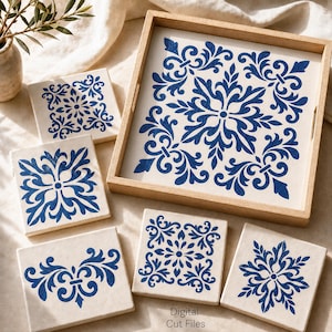 Puede incluir: Una bandeja de madera y posavasos a juego con un diseño floral azul. La bandeja y los posavasos tienen un fondo color crema. El texto "Digital Cut Files" es visible en la parte inferior derecha.
