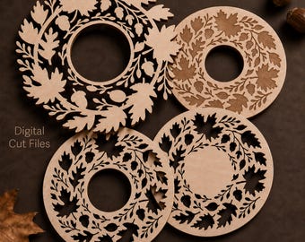Puede incluir: Cuatro diseños circulares de madera cortados con láser que presentan patrones intrincados de hojas de roble y bellotas. Las piezas de madera clara tienen distintos niveles de detalle, algunas con recortes y otras grabadas. El texto Digital Cut Files es visible.