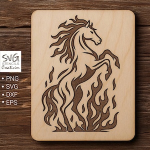 Puede incluir: Placa de madera clara con un diseño grabado con láser de un caballo encabritado entre llamas. El caballo y las llamas son marrones. El texto "SVG STENCILS Creativim" es visible en la esquina superior izquierda.