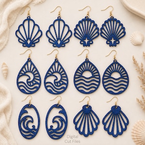 Op de afbeelding: Een verzameling blauwe houten oorbellen met goudkleurige haken. De oorbellen hebben verschillende ontwerpen met een oceaanthema, waaronder schelpen, golven en zonnestralen. De tekst "Digital Cut Files" is zichtbaar in de afbeelding.
