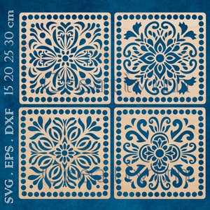Puede incluir: Cuatro azulejos cuadrados de madera con intrincados diseños florales azules. Cada azulejo tiene un borde de pequeños círculos blancos.