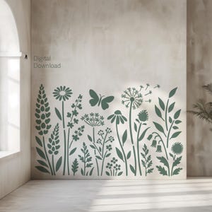 Può includere: Un adesivo murale con un design botanico con vari fiori, foglie e una farfalla in un colore verde tenue. Le parole "Digital Download" sono visibili nell'angolo in alto a sinistra. Il design è applicato a una parete di colore chiaro.