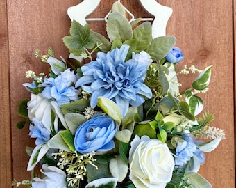 Arranjo de porta floral azul e branco, em madeira com flores artificiais, decoração de primavera/verão.
