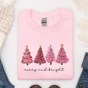 Roze kersttrui, vrolijk kerstshirt, roze kerstboomtrui, vakantiehoodie, wintertrui, cadeaus voor haar, moedercadeaus