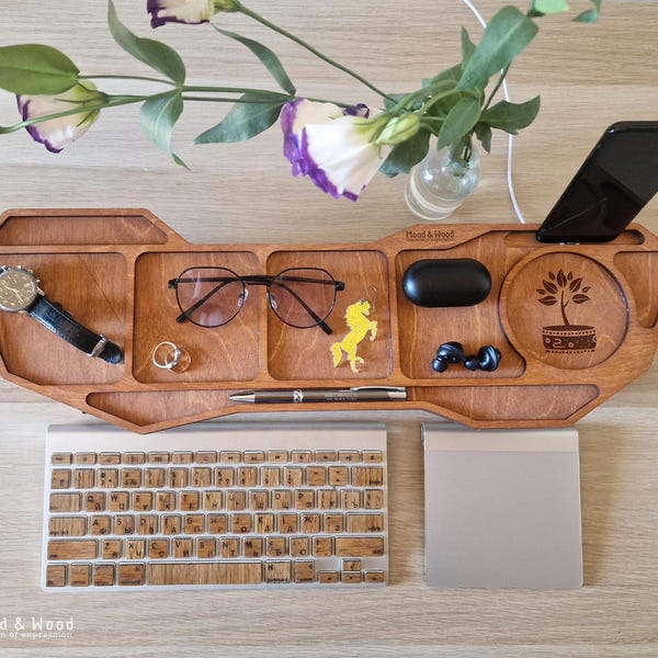 Organizer da scrivania personalizzato: ripiano sottomonitor in legno con docking station