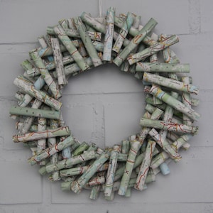 old map, paper rolls, wall wreath, decoration, upcycling, sustainable