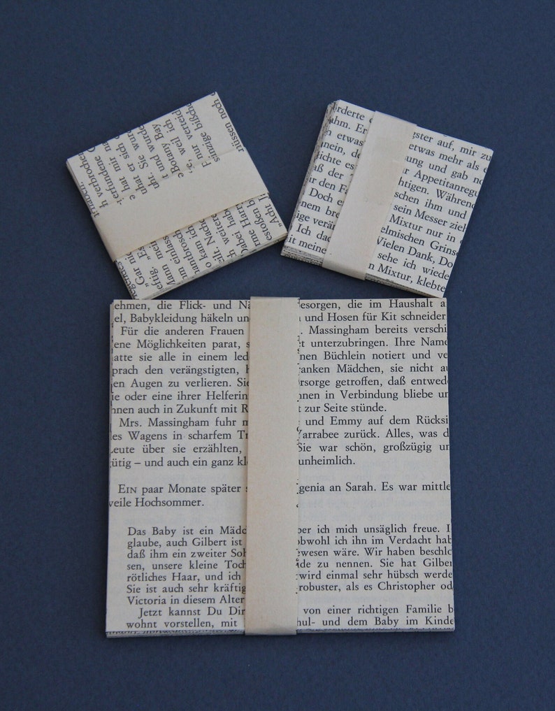 geschnittenes Faltpapier aus alten Buchseiten