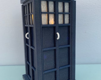 3D-geprint TARDIS-politieboxmodel – 6,5 inch Doctor Who geïnspireerd displaystuk, sci-fi plankdecor, cadeau fan