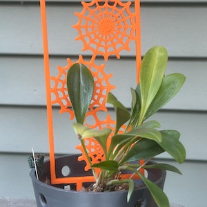 クモの巣模様の植物トレリス｜ハロウィンの観葉植物デコレーション｜オレンジ色の3Dプリント製植物支柱｜不気味な蘭のサポート｜植物好きへのギフト