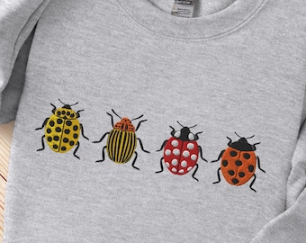 Sudadera con mariquita bordada: un regalo para amantes de la naturaleza con un toque cottagecore