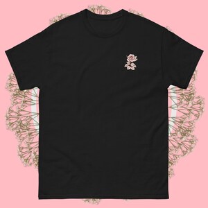 Camiseta con estampado de rosas para hombre