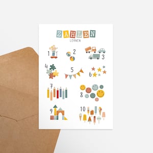 Könnte beinhalten: Ein weißes Lernposter mit der Überschrift ZAHLEN LERNEN, das die Zahlen eins bis zehn darstellt. Jede Zahl ist mit farbenfrohen Illustrationen versehen, darunter eine Maus auf einem Roller, Bälle, Lastwagen, Puzzleteile, Wimpel, Sterne, Stifte, Smileys, Bauklötze und Eiscreme.