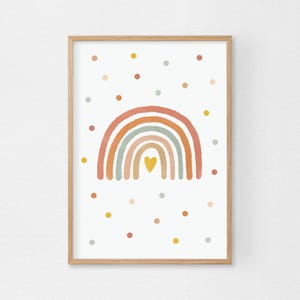 Könnte beinhalten: Ein gerahmter Druck mit einem bunten Regenbogen und einem kleinen gelben Herzen in der Mitte. Der Hintergrund ist weiß mit verstreuten gelben, orangefarbenen und blauen Punkten.