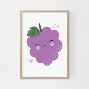 Könnte beinhalten: Ein gerahmter Druck mit einer Cartoon-Illustration einer lächelnden lila Traube mit einem grünen Stiel und Blatt. Die Traube hat kleine weiße Punkte und ist von kleinen rosa Herzen umgeben. Der Rahmen besteht aus hellbraunem Holz.