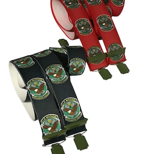 Könnte beinhalten: Zwei Paar Hosenträger mit schwarzem und rotem Hintergrund. Die Hosenträger zeigen ein sich wiederholendes Muster des US Marine Corps-Logos mit den Worten "US Marine" und "Screaming Eagle".
