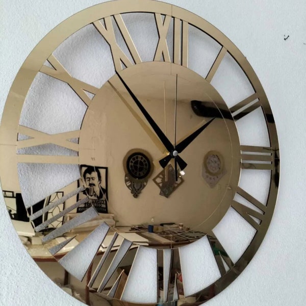 Horloge murale décorative élégante et moderne en plexiglas doré avec chiffres romains 50 x 50 cm