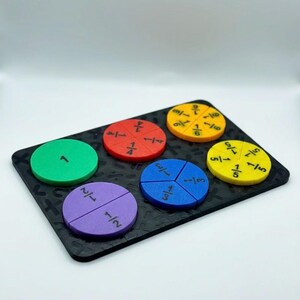 Può includere: Una tazza di ceramica bianca con manico nero e la scritta "But First, Coffee" in nero, in grassetto. La tazza è appoggiata su una superficie di legno.