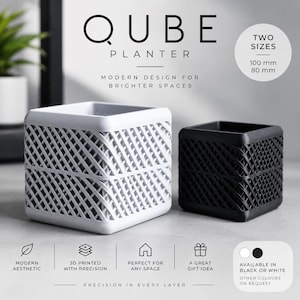 Könnte beinhalten: Ein weißer und ein schwarzer quadratischer Übertopf, beide mit einem geometrischen Gittermuster an den Seiten. Der Text QUBE PLANTER ist darüber zu sehen, zusammen mit einer Grafik, die zwei Größen von 100 mm und 80 mm angibt.