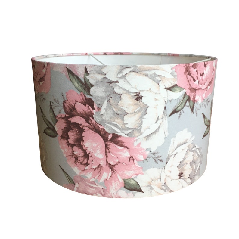K&ouml;nnte beinhalten: Ein grauer Lampenschirm mit einem floralen Muster aus rosa und wei&szlig;en Pfingstrosen.