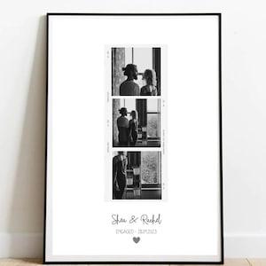 Könnte beinhalten: Schwarzweiß-Fotocollage eines Paares vor einem Fenster. Die Fotos sind vertikal angeordnet und zeigen das Paar in verschiedenen Posen. Der Text "Shea & Rachel ENGAGED - 28.09.2023" ist unter den Fotos gedruckt.
