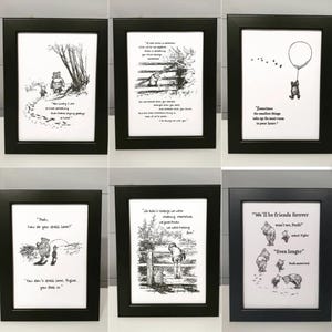 Può includere: Sei illustrazioni in bianco e nero incorniciate con i personaggi di Winnie the Pooh. Ogni cornice contiene una citazione e un'immagine diversa dalle storie per bambini. Le illustrazioni sono in uno stile classico a penna e inchiostro.