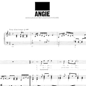 Può includere: Spartito musicale della canzone "Angie" di Mick Jagger e Keith Richards. Il titolo è in grassetto nero sopra la notazione musicale. La musica include chiavi di violino e di basso, con note e testo.