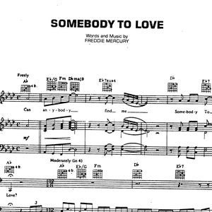 Peut inclure: Partition de "Somebody to Love" de Freddie Mercury. Le titre est en haut, avec des notations musicales et des diagrammes d'accords en dessous. La musique est écrite à l'encre noire sur fond blanc.