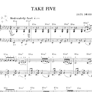 Peut inclure: Une partition de musique avec le titre "TAKE FIVE" et le nom du compositeur "PAUL DESMOND". La musique est écrite en notation musicale standard avec des notes, des clefs et des signatures rythmiques. Le tempo est indiqué comme "Moderately fast" avec un rythme de 176 battements par minute.