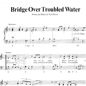 Könnte beinhalten: Noten für "Bridge Over Troubled Water" von Paul Simon. Der Titel steht oben in fetter, schwarzer Schrift. Die Musik ist mit schwarzer Tinte auf weißem Papier geschrieben, mit Noten, Symbolen und Text. Die Tempobezeichnungen sind "Moderato" und "Rubato".