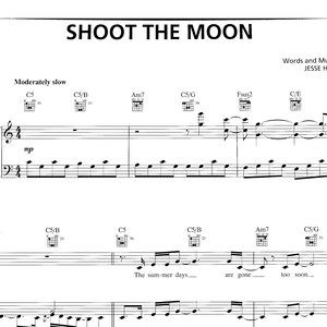 Può includere: Spartito musicale di "Shoot the Moon" con notazione musicale, accordi e testo. Il titolo è in alto, con il nome del compositore. La musica include accordi di chitarra e note di pianoforte, con le parole "The summer days are gone too soon."