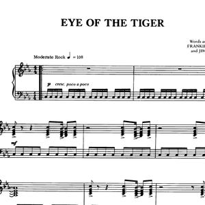 以下が含まれることがあります： サバイバーの曲「Eye of the Tiger」の楽譜。音楽は標準記譜で書かれており、拍子は4/4、テンポは1分間に108拍です。歌詞はフランキー・サリバンとジム・ピーターリックによるものです。
