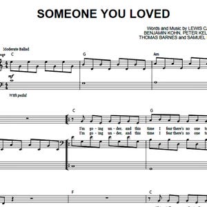 Könnte beinhalten: Notenblatt für "Someone You Loved" von Lewis Capaldi, auf weißem Hintergrund. Titel und Komponistennamen stehen oben. Die Noten enthalten Text, Akkordsymbole und musikalische Notation.
