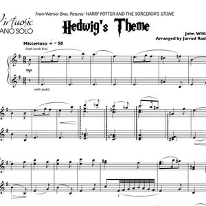 Könnte beinhalten: Klavier-Solo-Noten für Hedwigs Thema aus dem Soundtrack des Films Harry Potter und der Stein der Weisen. Die Musik wurde von Jarrod Radnich arrangiert und von John Williams komponiert. Der Titel des Stückes ist in großer, fetter Schrift geschrieben. Die Musik ist in Standardnotation mit einer Tonart- und Taktartangabe geschrieben.
