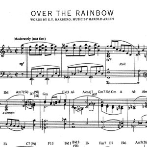 Może przedstawiać: Nuty do piosenki "Over the Rainbow" autorstwa Harolda Arlena i E.Y. Harburga. Nuty zawierają tekst i zapis nutowy piosenki.