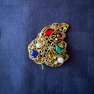 Vintage Gripoix glass cabochon Filigree gold toned Leaf brooch pin
